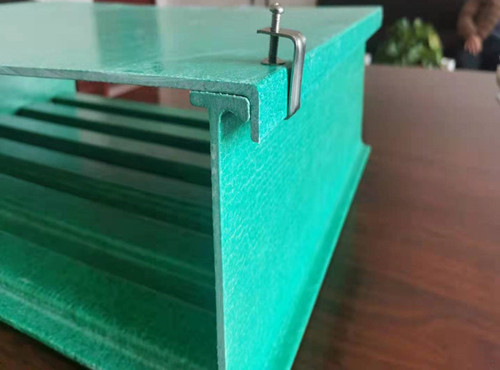 槽式玻璃钢电缆桥架的安装要点三